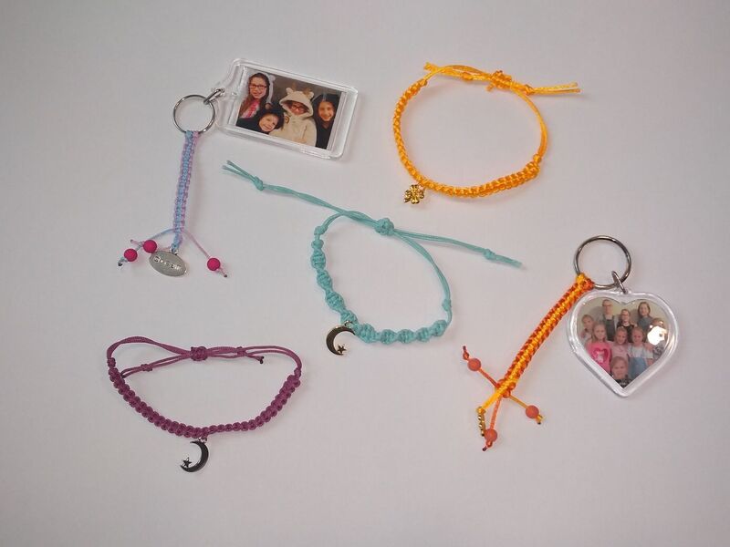 Per persoon ontvang je materiaal voor een leuke sleutelhanger en een armbandje in macramé met pareltjes, bedeltjes en een fotokadertjes. Apart aan te kopen of als onderdeel van 'Friends Forever'