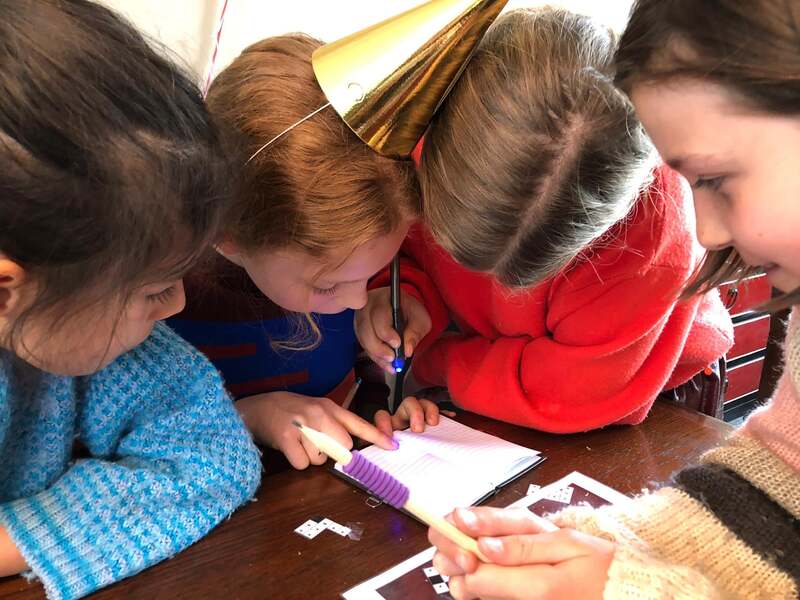 Sfeerfoto van een kinderfeestje met 'Kraak de code'